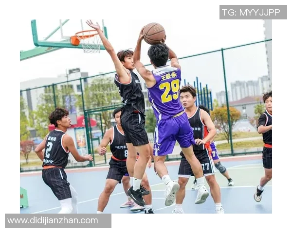 篮球明星在比赛中巧妙运用篮球板展现高超技巧与精彩瞬间